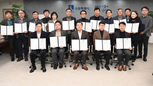 22일 이재준 수원특례시장(사진 앞줄 왼쪽 세 번째)과 시 간부 공무원들이 시장실에서 청렴행정 실천 서약에 참여한 뒤 기념촬영을 하고 있다. 수원특례시 제공