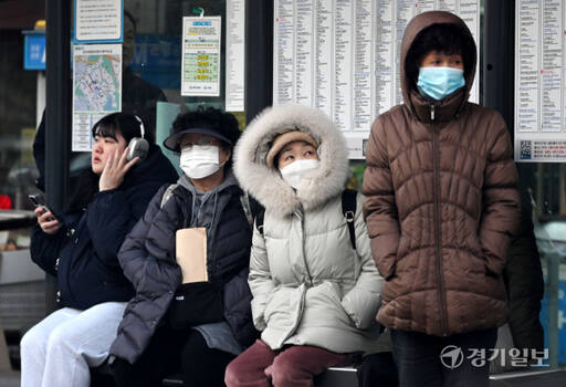 수도권에 한파특보가 내려진 22일 수원특례시내 한 버스정류장에서 방한복으로 무장한 시민들이 버스를 기다리고 있다. 기상청은 이번 추위가 주말까지 이어질 것이라고 예보했다. 김시범기자