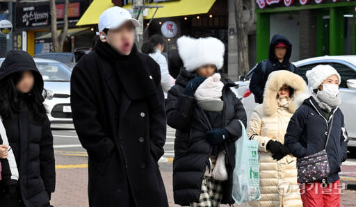 수도권에 한파특보가 내려진 22일 수원특례시내 한 거리에서 방한복으로 무장한 시민들이 걸음을 재촉하고 있다. 기상청은 이번 추위가 주말까지 이어질 것이라고 예보했다. 김시범기자