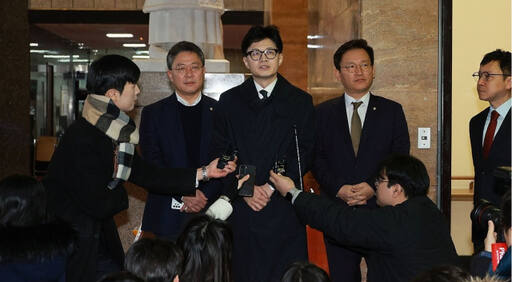 국민의힘 한동훈 비상대책위원장이 22일 오전 국회로 출근하며 취재진 질문에 답하고 있다. 연합뉴스
