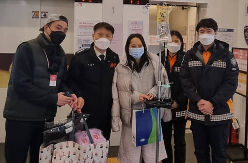 이치복 군포소방서장(우측 네번째)과 당시 출동대원(우측 첫번째부터 홍성균 소방교, 구아람 소방사)이 산모를 찾아 건강한 출산 축하인사 및 선물을 전달했다. 군포소방서 제공.