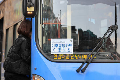 22일 오후 서울 시내에서 운행하는 버스에 서울시 무제한 대중교통 정기권 ‘기후동행카드’관련 안내문이 붙어 있다./연합뉴스