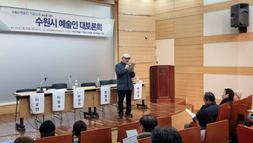 이종구 시인이 수원시의회의 조례안 상정 및 통과를 요구하는 촉구문을 선창하고 있다. 이나경기자