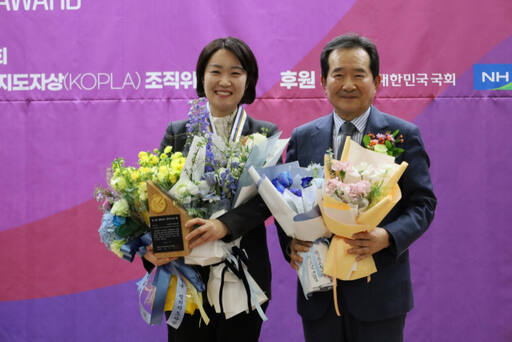 더불어민주당 이소영 국회의원(의왕·과천, 왼쪽)이 22일 국회 의원회관 제1소회의실에서 열린 제2회 대한민국 정치지도자상 시상식에서 최우수 입법상을 수상한 뒤 정세균 대한민국 정치지도자상 조직위원장(전 국무총리)과 기념사진을 찍고 있다. 이소영 의원실 제공