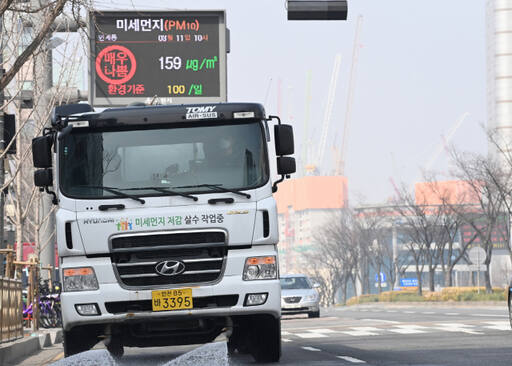 수원특례시의 한 도로에서 미세먼지 저감을 위한 살수 작업이 이뤄지고 있다. 수원특례시 제공
