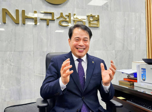 홍종민 용인 구성농협 조합장이 17일 구성농협 본점에서 경기일보와 인터뷰를 진행하고 있다. 송상호기자