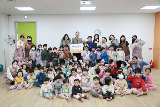 의왕시립꿈초롱어린이집이 희망나래장애인복지관에 후원금을 전달했다. 의왕 희망나래장애인복지관 제공