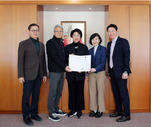 최미리 가천대 수석 부총장(가운데)이 교육부 장관상을 수상한 뒤 임직원들과 기념촬영을 하고 있다. 가천대 제공.