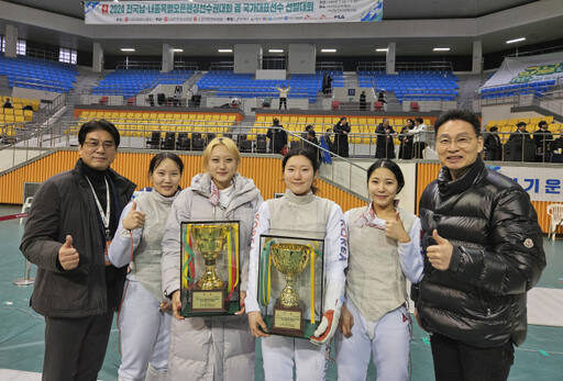 2024 전국남녀종목별오픈펜싱선수권대회 여자 플뢰레서 개인전과 단체전을 석권한 안산시청 팀 선수들과 이현수 감독(오른쪽), 최명진 코치.안산시청 제공