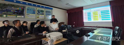 변백운 평택시 항만정책관이 23일 평택항 국제여객터미널 회의실에서 ‘평택항의 개발 및 발전경로와 현재 상황’을 주제로 강연을 하고 있다. 안노연기자
