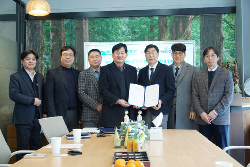 23일 한국반려동물산업경제협회 회의실에서 강경식 경기FTA통상진흥센터장, 백영호 한국반려동물산업경제협회장 등 관계자들이 ‘반려동물산업의 글로벌 판로개척 활성화를 위한 업무협약(MOU)’를 체결하고 기념촬영을 하고 있다. 경기FTA통상진흥센터 제공