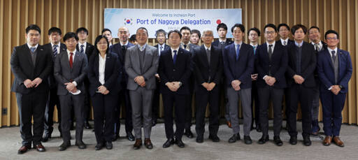 IPA 관계자들이 나고야항 사절단과 단체사진을 촬영하고 있다. IPA 제공