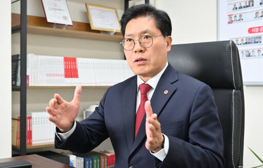 송석준 국민의힘 경기도당 위원장이 23일 경기일보와의 인터뷰에서 4·10 총선과 관련한 구상을 설명하고 있다. 홍기웅기자