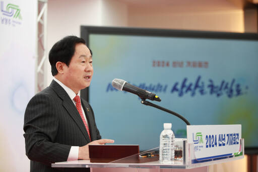 남양주시가 23일 시청 여유당에서 시 관계자와 출입 기자 등 100여명이 참석한 가운데 2024 신년 기자회견을 개최했다. 주광덕 시장이 지난 1년 6개월여간 다져온 주요 성과들을 설명하고 있다. 남양주시 제공