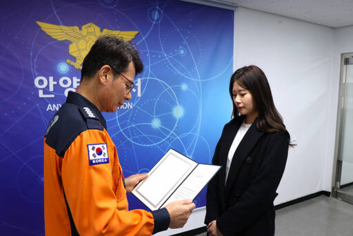 안양소방서가 신속한 판단으로 소중한 생명을 구한 시민영웅 김진희(오른쪽)씨에게 표창장을 수여했다. 안양소방서 제공