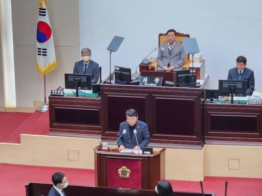 허식 인천시의회 전 의장(무소속·동구)이 24일 오전 제292회 임시회 제2차 본회의를 열고 한민수 운영위원장(국민의힘·남동5)을 비롯한 18명의 여야 시의원이 발의한 ‘인천시의회 의장(허식) 불신임의 건’ 표결 전 신상발언 하고 있다. 황남건기자