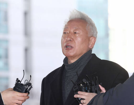 대학 강의 중 일본군 위안부를 ‘매춘의 일종’이라고 발언해 명예훼손 혐의로 기소된 류석춘 전 연세대 교수가 24일 오전 서울 마포구 서울서부지법에서 열린 1심 선고 공판에 출석하고 있다. 연합뉴스
