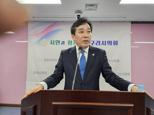 권봉수 구리시의회 의장이 24일 시의회 멀티룸에서 열린 주례보고회에서 지방공무원 복무조례안 일부개정 조례안 등에 대해 설명하고 있다.권순명기자