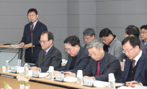 조동안 인천도시공사(iH) 사장이 24일 서구 검단홍보관에서 열린 '2024 주요업무계획 보고회'에서 올해 역점 사업을 설명하고 있다. iH 제공