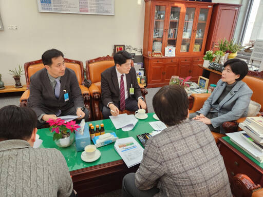 윤성찬 경기도한의사회장이 지난 18일 실손의료보험을 담당하는 국회 정무위원회 백혜련 위원장을 만나 내용을 설명하고 있다. 경기도한의사회 제공