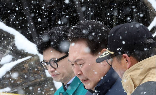 윤석열 대통령이 23일 충남 서천군 서천읍 서천특화시장 화재 현장에서 국민의힘 한동훈 비상대책위원장과 만나 함께 현장을 점검하고 있다. 연합뉴스