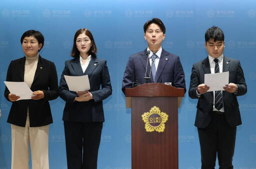 경기도의회 더불어민주당 대변인단이 24일 경기도의회 브리핑룸에서 기자회견을 진행하고 있다. (사진 왼쪽부터) 이채명·장윤정 수석부대변인, 황대호 수석대변인, 정동혁 수석부대변인. 경기도의회 제공