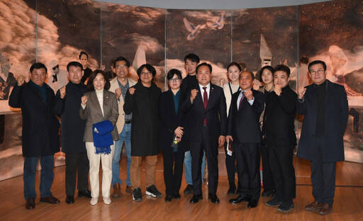 ‘변화와 변환’展 개막식에서 이권재 시장과 참여작가들이 기념촬영을 하고 있다. 오산문화재단 제공
