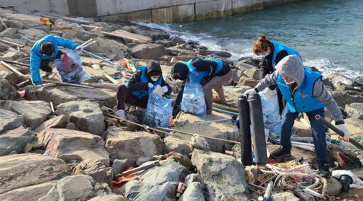 지난해 1월 명예 해양환경감시원이 전북 군산 신치항에서 해양 쓰레기를 줍고 있다. 해경 제공