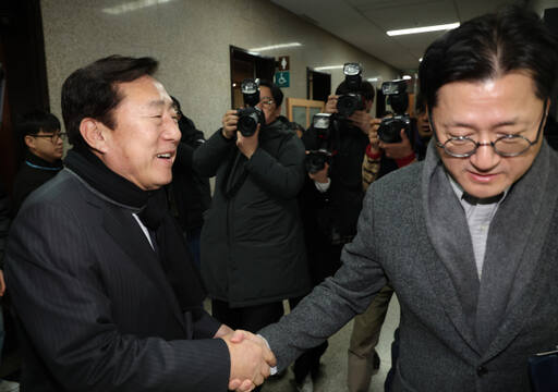 더불어민주당 홍익표 원내대표가 지난 24일 국회에서 김기문 중소기업중앙회장과 만나고 있다. 김 회장은 중대재해처벌법 시행과 관련해 홍 원내대표를 방문했다. 연합뉴스
