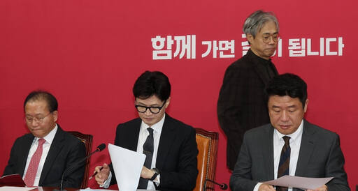 민의힘 비상대책위 김경율 위원이 22일 국회에서 열린 비대위 회의에 참석하고 있다. 앞쪽은 윤재옥 원내대표, 한동훈 위원장, 유의동 정책위의장. 연합뉴스