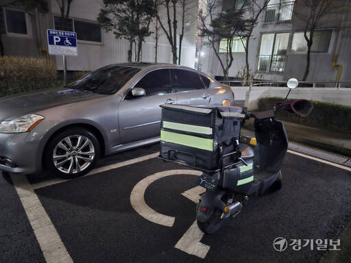 번호판이 없는 전기스쿠터 1대가 수원특례시 영통구 일대 아파트 장애인 주차 구역에 주차돼 있는 모습. 김기현기자
