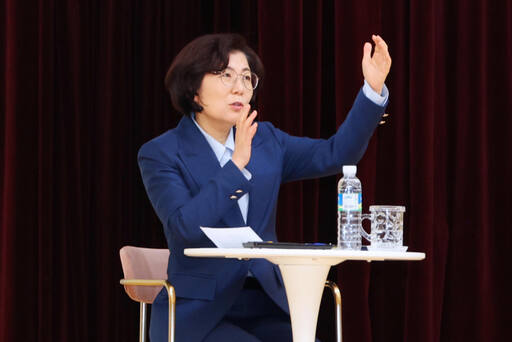 김보라 안성시장이 26일 공도읍사무소에서 열린 ‘2024 정책공감토크’에서 “주민들의 불편 사항 언제든지 소통하고 공감하겠다”고 밝히고 있다. 안성시 제공