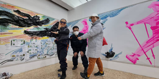 파견미술팀 세 작가가 작품 앞에서 포즈를 취하고 있다. 세 작가는 동일한 주제 아래 각자의 작업을 펼쳤다. 과거 성병관리소가 있던 곳을 등산하는 시민들의 현재 모습(우측)을 담았고, 역사적 사실을 알리는 팸플릿으로 '역사책임'이란 글씨(좌측 하단)를 표현했다. 검정 비닐엔 암울한 현실을 담았다. 이나경기자