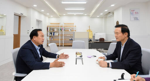 이권재 오산시장이 지난해 8월 임태희 경기도교육감에게 세교 일반계 고교신설 건에 대해 설명하고 있다. 오산시 제공