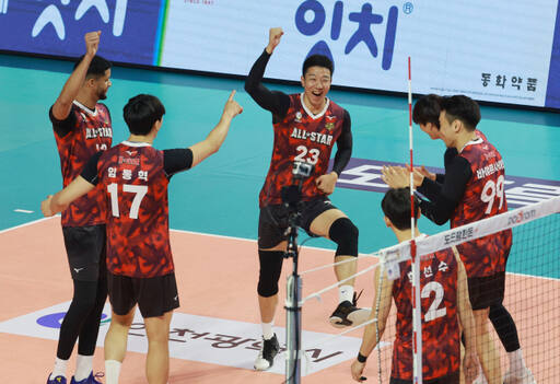 27일 인천 삼산월드체육관에서 열린 프로배구 V리그 올스타전에서 K-스타 신영석(23번)이 동료들과 춤을 추고 있다.연합뉴스