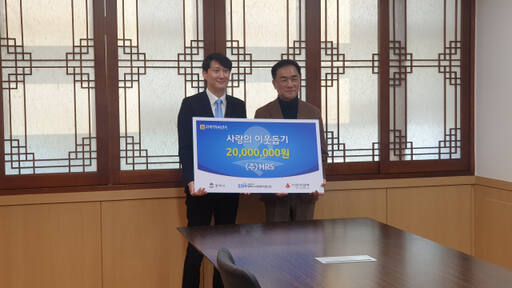 김진성 대표이사(사진 왼쪽)와 정장선 평택시장이 기념사진을 촬영하고 있다. 평택상공회의소 제공