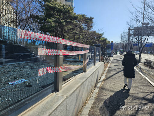 수인분당선 매탄권선역 4번 출구 앞 돌출형 환기구 안전 펜스가 파손된 채 방치돼 있다. 김기현기자