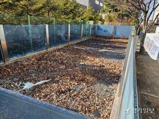 수인분당선 상갈역 인근 돌출형 환기구에 나뭇잎, 마스크, 물병, 음료수 캔, 우산 등 각종 쓰레기가 가득 차 있다. 김기현기자