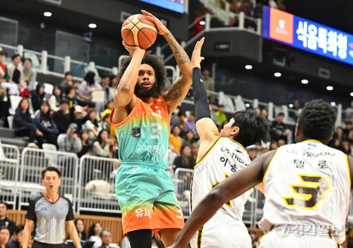 프로농구 KT, LG에 71-68로 아쉽게 패배해 연승 마감 [포토뉴스]