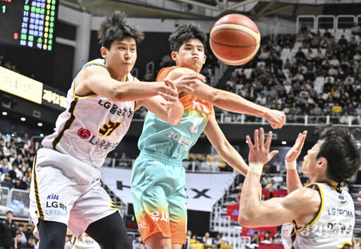 프로농구 KT, LG에 71-68로 아쉽게 패배해 연승 마감 [포토뉴스]