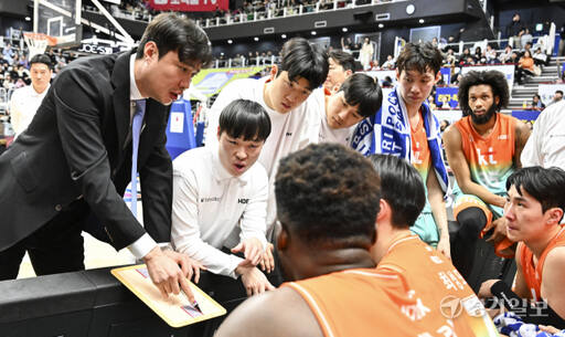 프로농구 KT, LG에 71-68로 아쉽게 패배해 연승 마감 [포토뉴스]