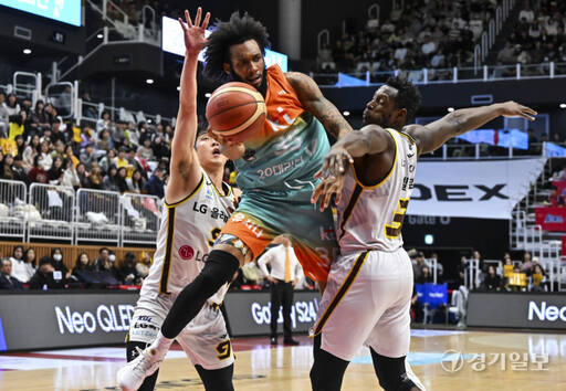 프로농구 KT, LG에 71-68로 아쉽게 패배해 연승 마감 [포토뉴스]