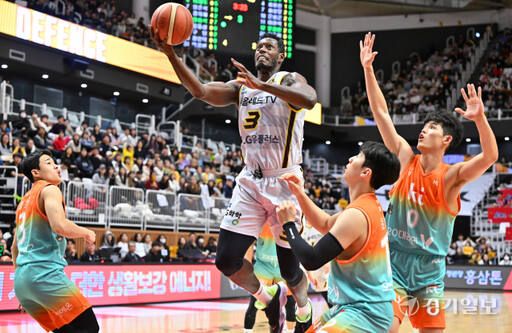프로농구 KT, LG에 71-68로 아쉽게 패배해 연승 마감 [포토뉴스]