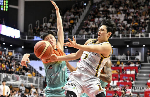 프로농구 KT, LG에 71-68로 아쉽게 패배해 연승 마감 [포토뉴스]