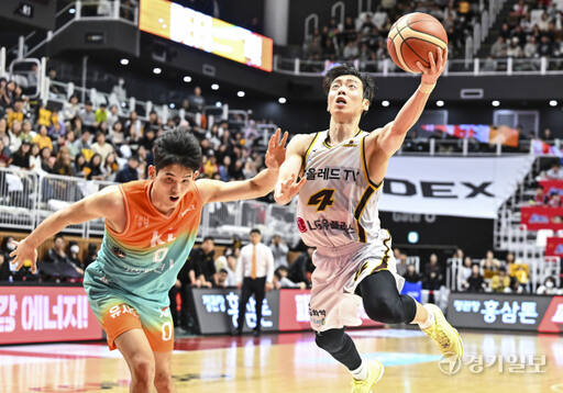 프로농구 KT, LG에 71-68로 아쉽게 패배해 연승 마감 [포토뉴스]