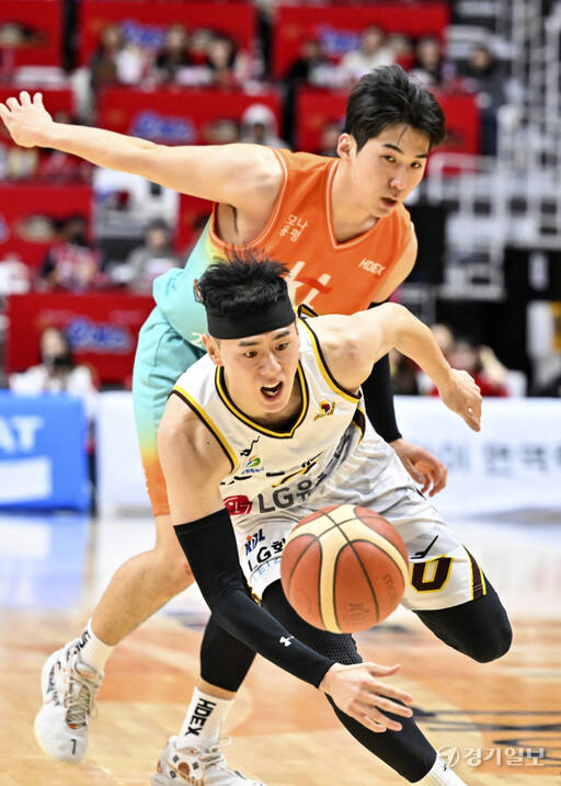 프로농구 KT, LG에 71-68로 아쉽게 패배해 연승 마감 [포토뉴스]