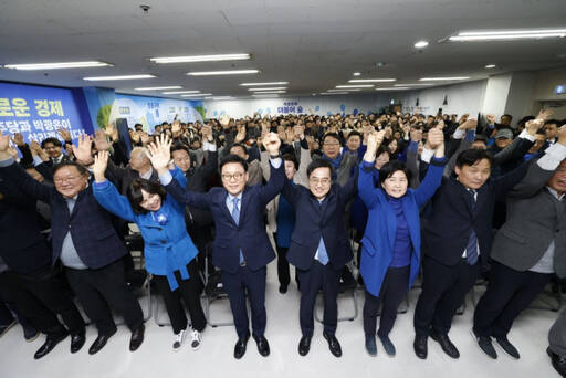민주당 박광온 국회의원이 28일 선거사무소 개소식을 열고 지역 국회의원, 김동연 지사 등 참석자들과 기념 촬영을 하고 있다. 박광온 의원 선거사무소 제공