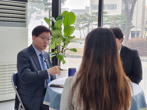 더불어민주당 염태영 수원무 국회의원 예비후보가 28일 결혼을 앞둔 예비 신혼부부와 대화를 나누고 있는 모습. 염태영 예비후보 측 제공