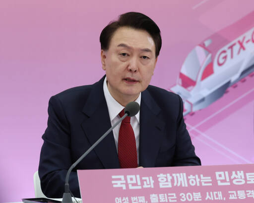 윤석열 대통령, 교통격차 해소 민생토론 발언 (의정부=연합뉴스) 진성철 기자 = 윤석열 대통령이 25일 경기도 의정부시청 대강당에서 열린 '국민과 함께하는 민생토론회 - 여섯 번째, 출퇴근 30분 시대, 교통격차 해소'에서 발언하고 있다. 2024.1.25 [대통령실통신사진기자단] zjin@yna.co.kr (끝)