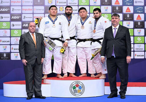2024 IJF 포르투갈 그랑프리 대회 남자 +100㎏급에서 준우승한 김민종(왼쪽)이 시상식 후 기념촬영을 하고 있다.IJF 제공